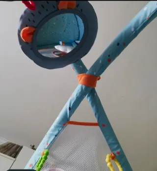 Parque bebé azul con juegos