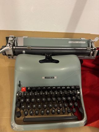 Máquina de escribir Olivetti Lexicon 80