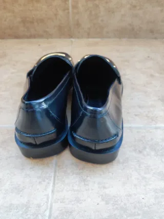 Zapatos negros Mango con detalle dorado