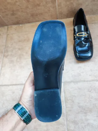Zapatos negros Mango con detalle dorado