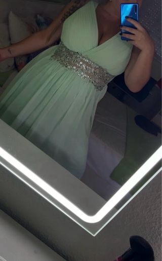 Vestido de fiesta verde con pedrería