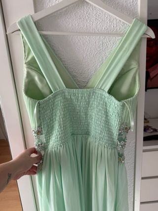 Vestido de fiesta verde con pedrería