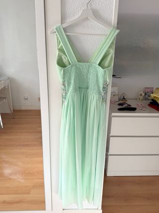 Vestido de fiesta verde con pedrería