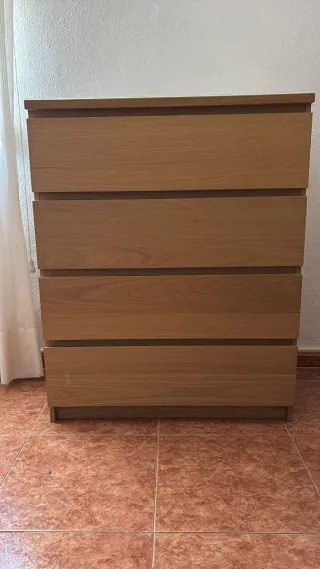 Zapatero de madera y comoda marrón.