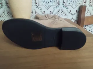 Botas altas beige y negras