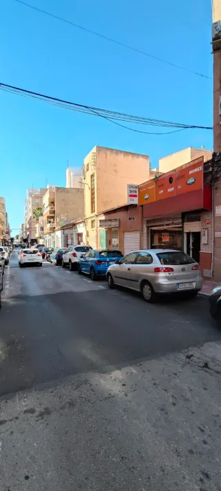 Se alquila un local de 110 metros cuadrados que cu