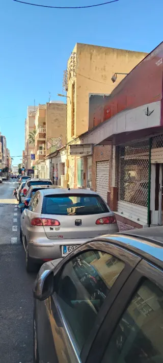 Se alquila un local de 110 metros cuadrados que cu