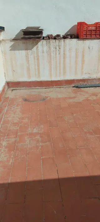 Se alquila un local de 110 metros cuadrados que cu