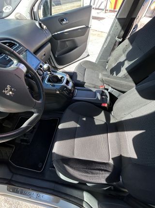 Peugeot 5008 2011