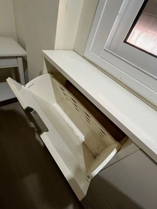 Zapatero blanco y beige