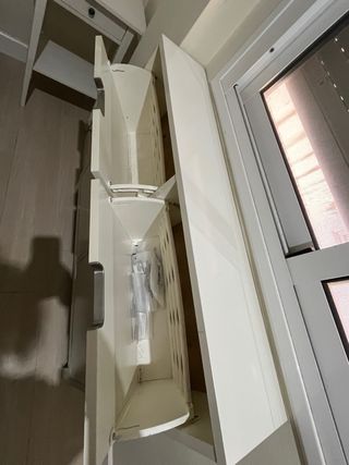 Zapatero blanco y beige