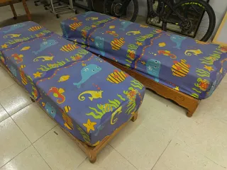 Sofá cama modular azul con cojines