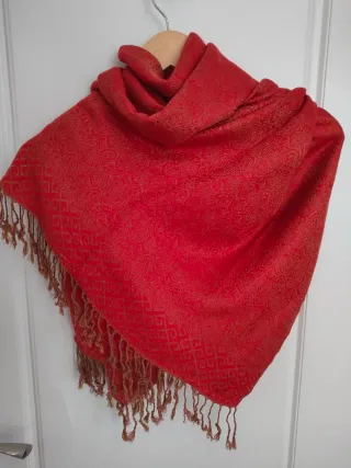 Pashmina roja con flecos