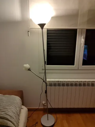 Lámpara de pie moderna plateada