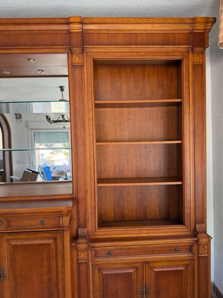 Mueble de madera maciza con vitrina