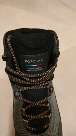 Botas de senderismo y montaña negras y grises.