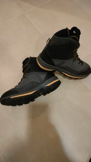 Botas de senderismo y montaña negras y grises.