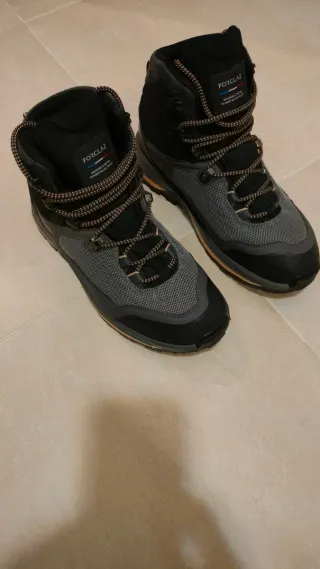 Botas de senderismo y montaña negras y grises.