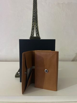 Cartera Piel Marrón Dolphin + Perfume Asad