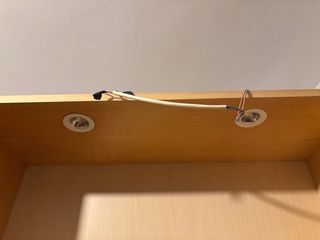 Estantería de madera con cristal.