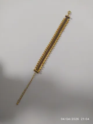 Pulsera dorada y marrón con cadena