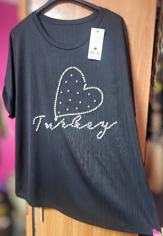 Camiseta negra con corazón y strass