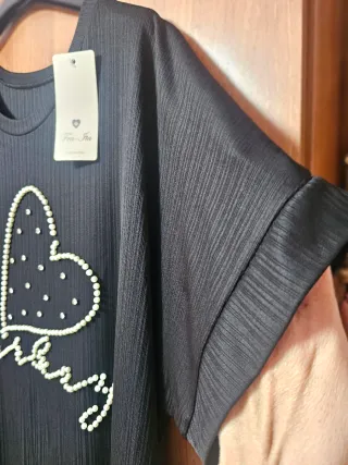 Camiseta negra con corazón y strass