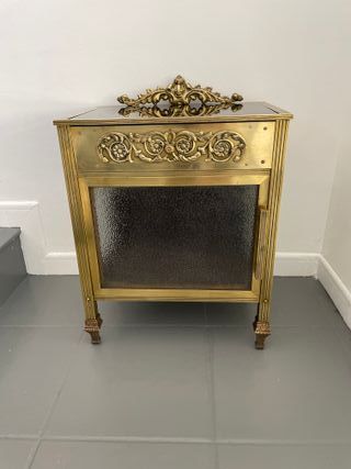 Mesita francesa Belle Époque vitrina dorada