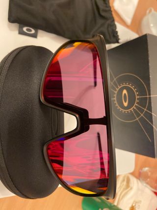 Occhiali da sole Oakley neri e rossi