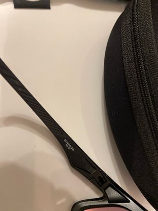 Occhiali da sole Oakley neri e rossi