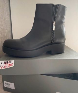 Stivaletto basso nero con zip