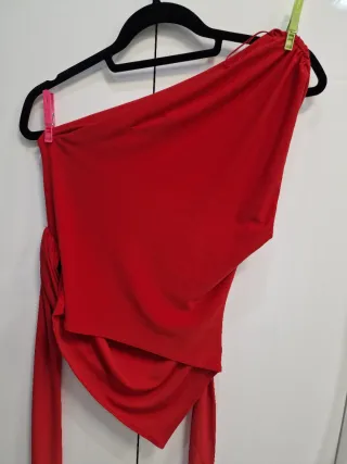 Top rojo asimétrico