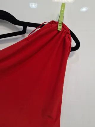 Top rojo asimétrico