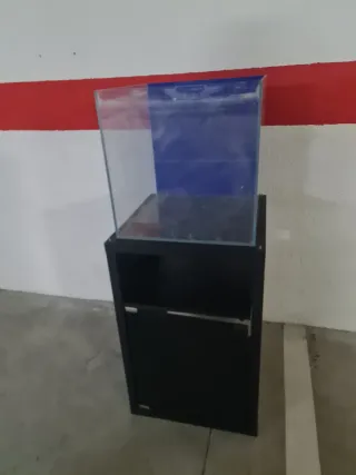 Pecera con mueble negro