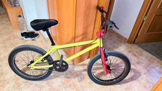 Bicicleta BMX amarilla