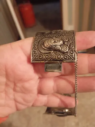 Pulsera Plateada con Diseño Étnico