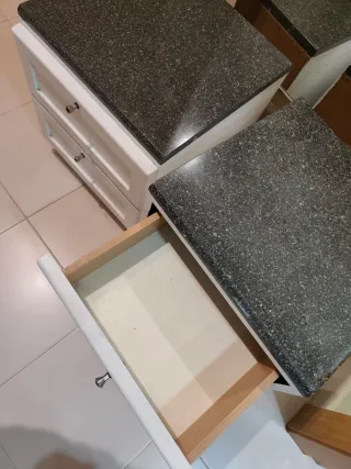 Cajonera de dormitorio con tapa de piedra