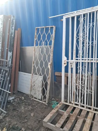 Puerta de forja con círculos decorativos