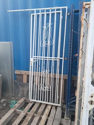 Puerta de forja con círculos decorativos