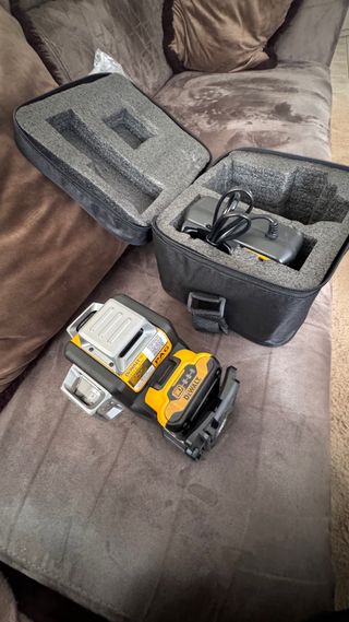 Nivel Láser DeWalt con Batería y Cargador
