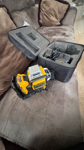 Nivel Láser DeWalt con Batería y Cargador