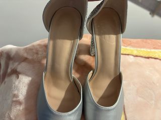 Zapatos de tacón plateados con brillos