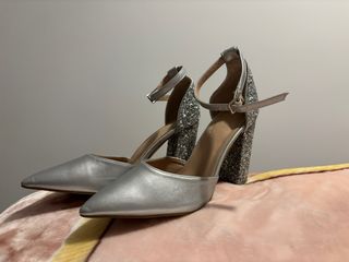 Zapatos de tacón plateados con brillos