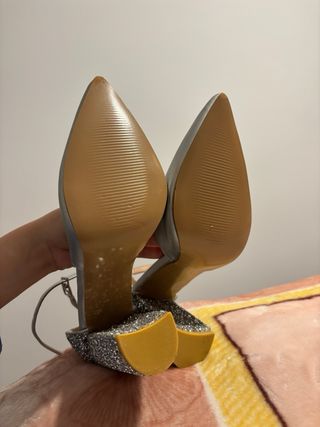 Zapatos de tacón plateados con brillos