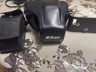 Cámara Nikon F-501 con objetivo AF Nikkor