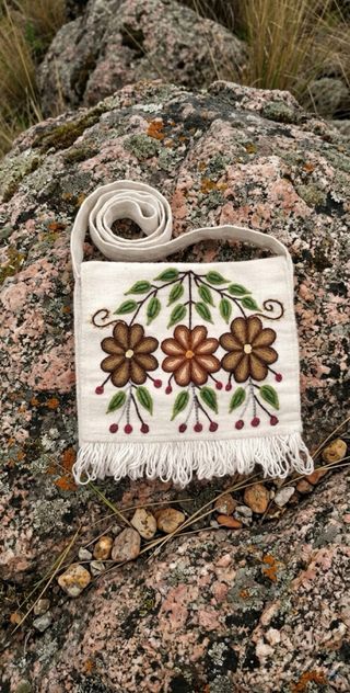 Bolso bordado de flores ayacuchano