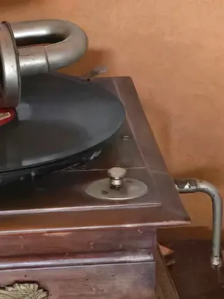 Gramófono antiguo de madera