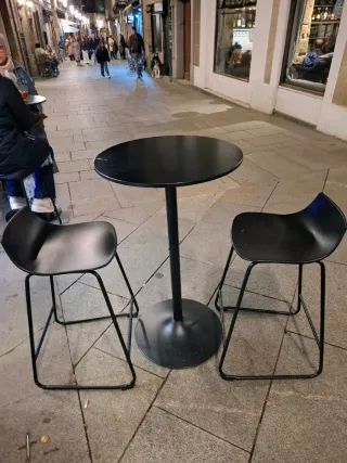 Mesa alta y 2 taburetes negros