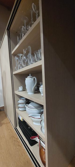 Mobile in legno beige e marrone