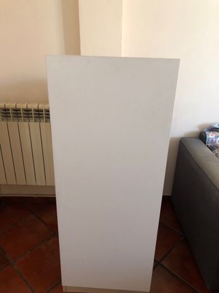 Armario pequeño blanco y beige